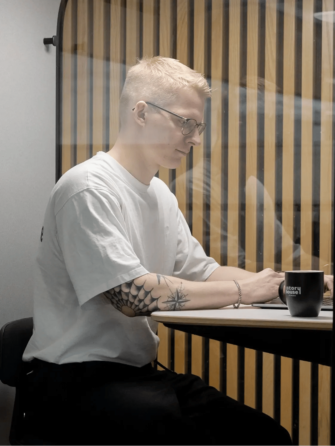 Frederik in a mutebox working