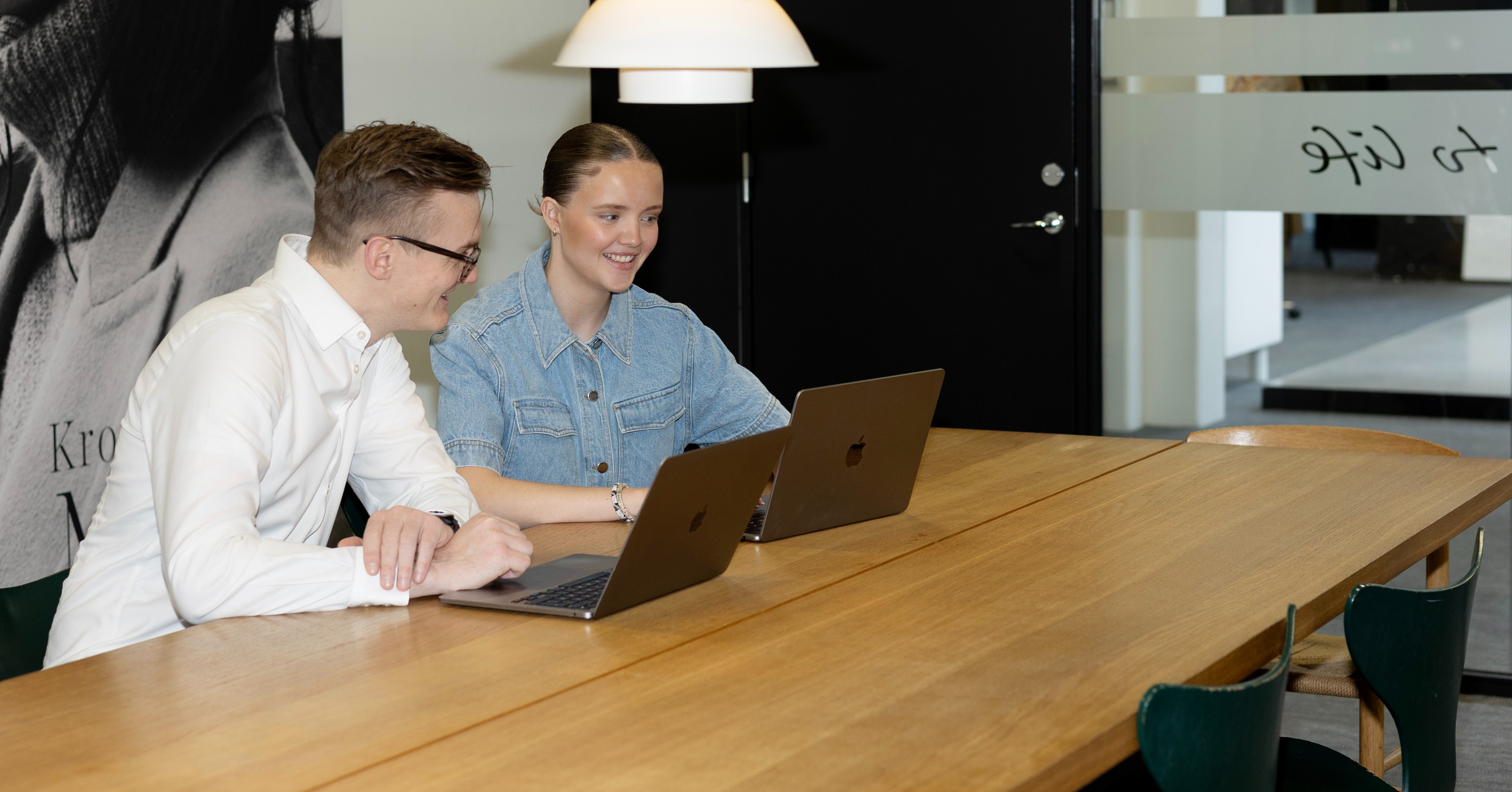 Emil and MIchella working on a computer